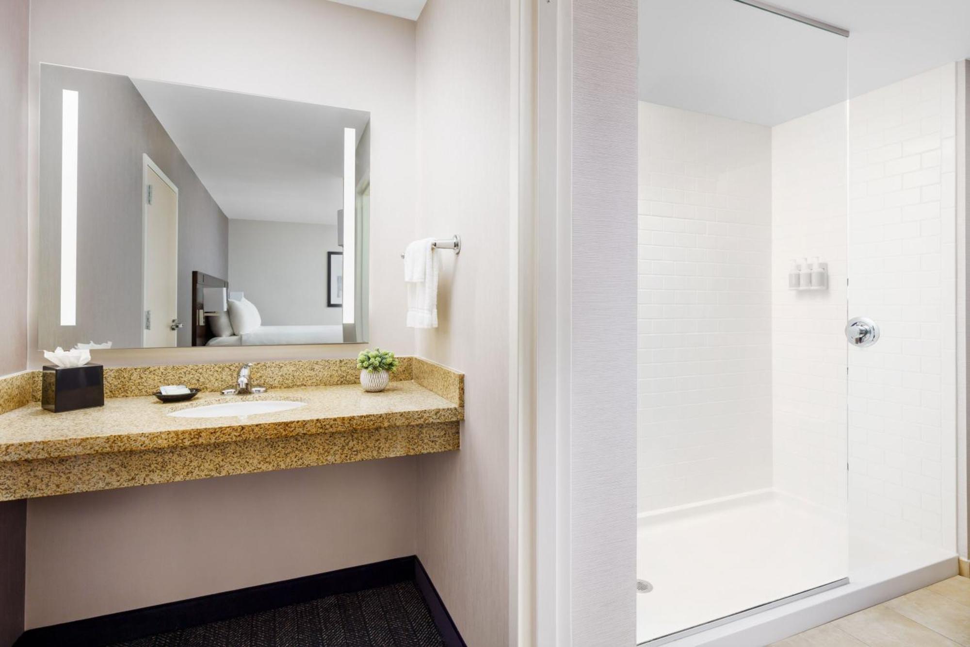 Courtyard Keene Downtown Екстер'єр фото